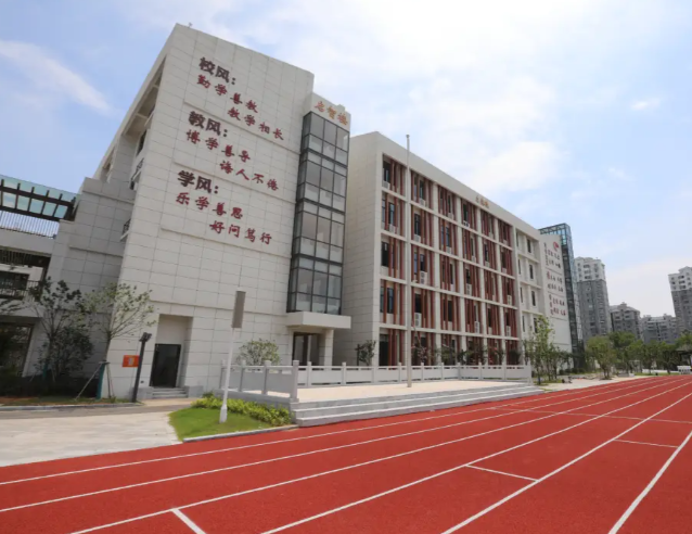 新学期师生的到来变革强师让教育质量节节攀升硬件上台阶